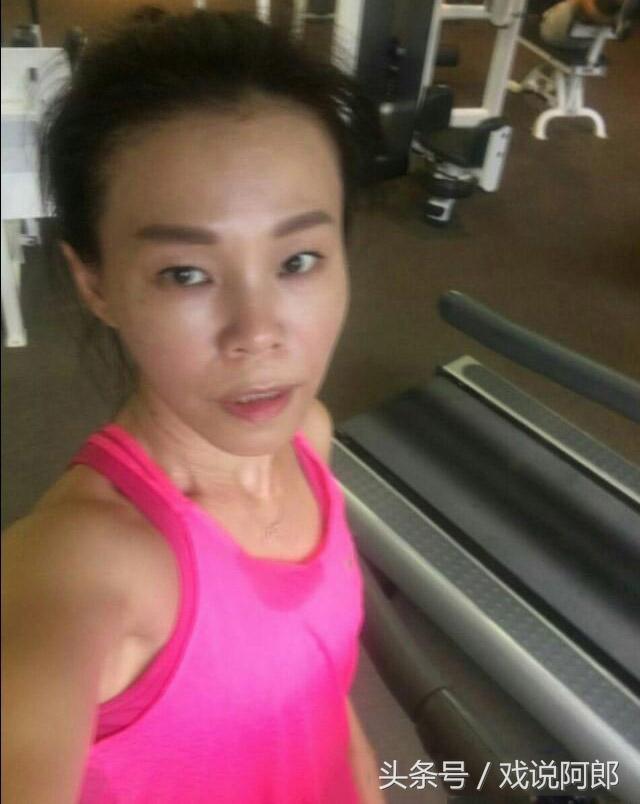 彭佳慧素颜照曝光, 皮肤黑出新境界, 网友直呼: 化妆前后像换人!
