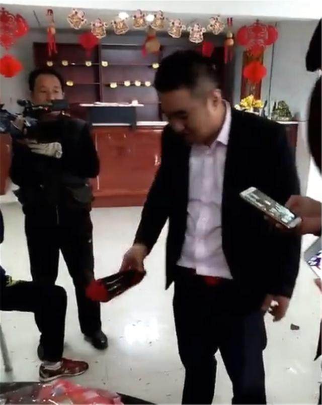 闹婚:新郎被逼用新娘刚脱下来的高跟鞋喝酒,众