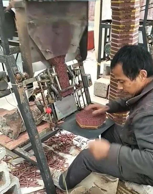 实拍:小作坊加工鞭炮,网友:师傅太累了,抽支烟再干