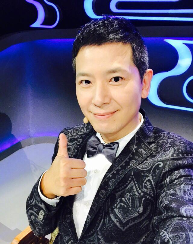 47岁歌手戴军，曾凭一首歌爆红，后来进军主持界，至今未婚