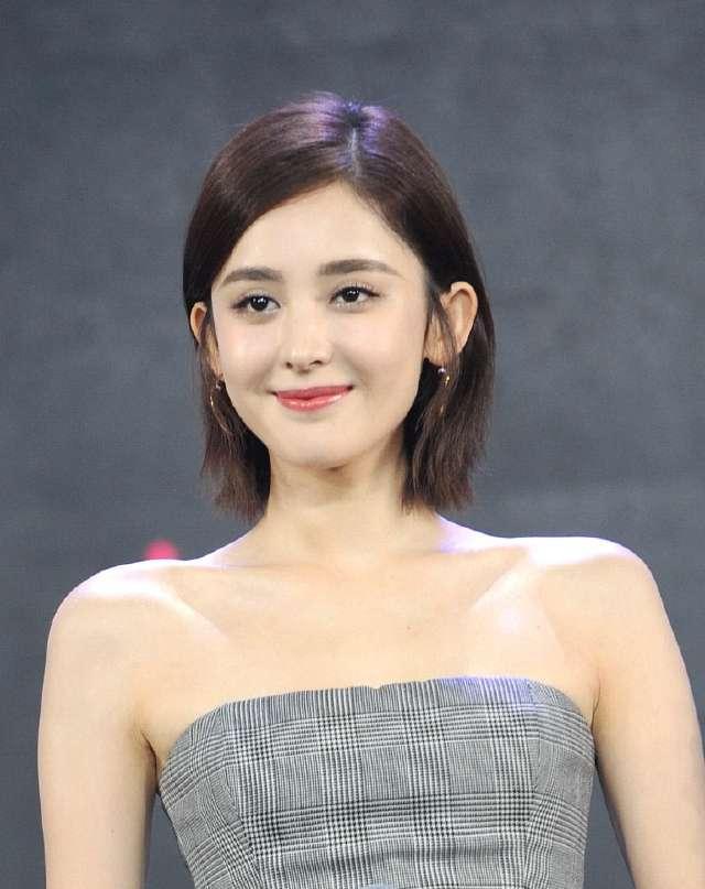 孙俪和娜扎同穿抹胸,年龄差了一大截,气质竟高出好几个档次