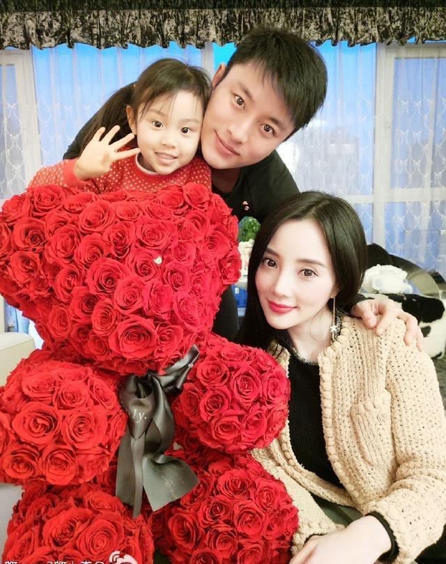 李小璐父亲是知名导演，影后母亲高贵但很低调，三代都是美人胚子