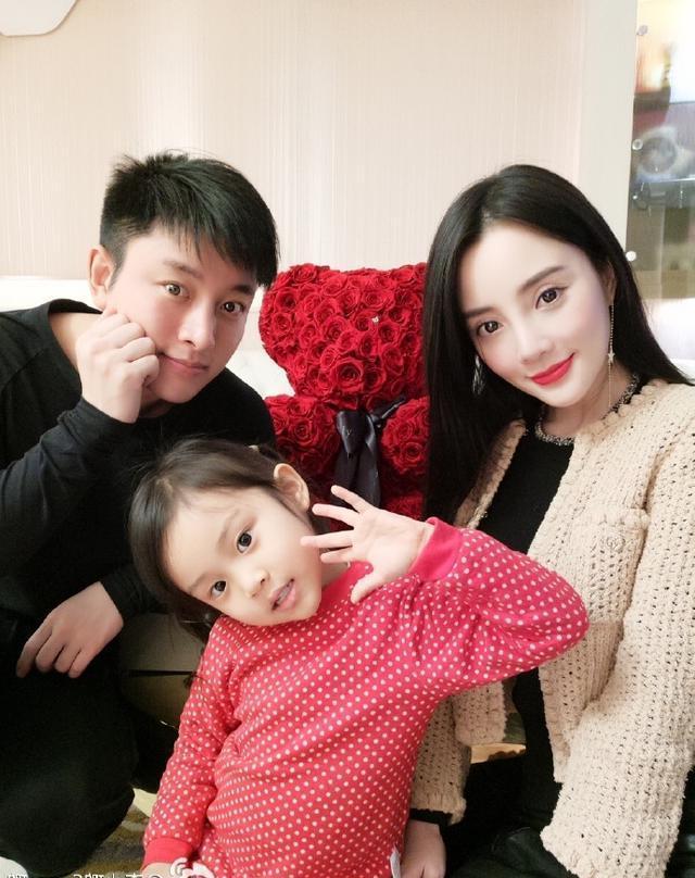 李小璐父亲是知名导演，影后母亲高贵但很低调，三代都是美人胚子