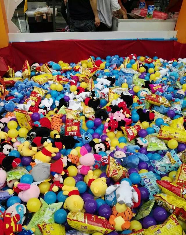 广州一广场-真人抓娃娃机