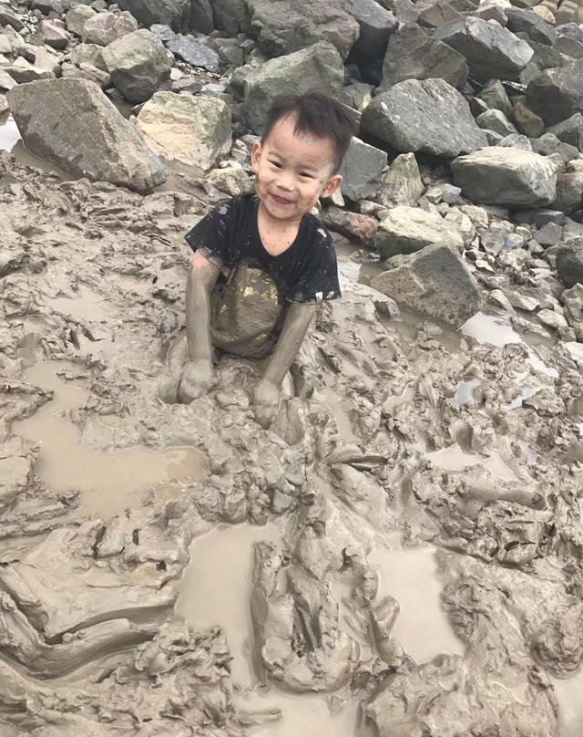带熊孩子去玩泥巴的下场,都不想带回家了
