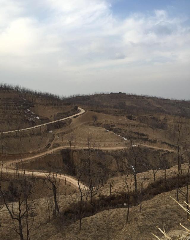 吕梁山上标致的小山村