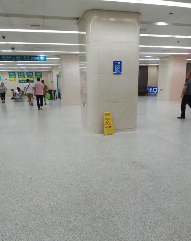 酷热难耐,郑大一附院病房楼广场前的患者家属们