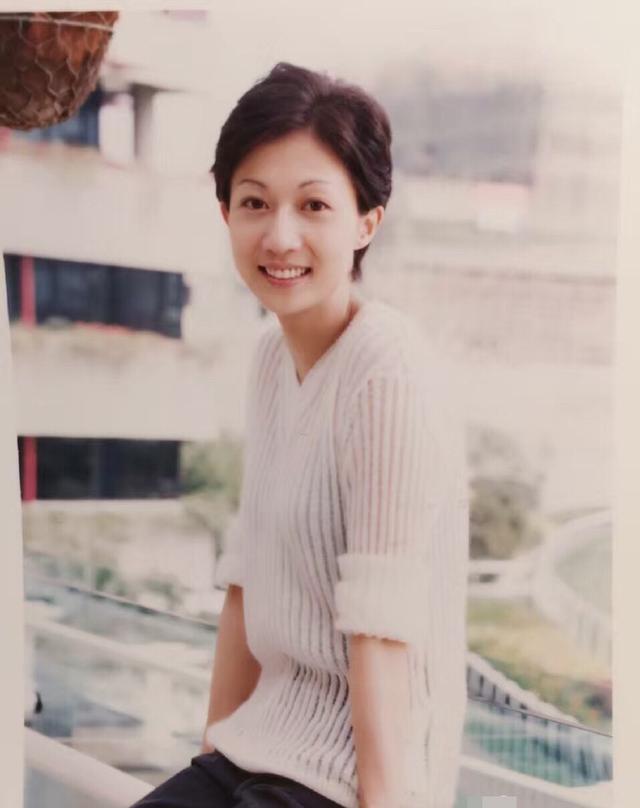 吴绮莉25岁旧照曝光 面容青涩笑容迷人图