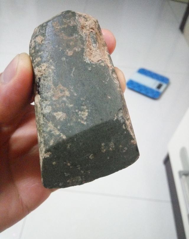 小伙捡到一个石斧竟然是新石器时期人们必备生活工具