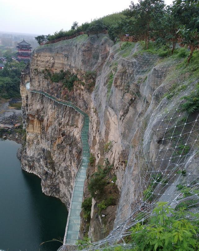 目前芒砀山夫子休闲度假区正在建设的有索道,水上玻璃栈道(移动式)等