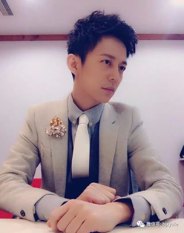 43岁何炅全家照曝光，12岁儿子五官与何炅酷似，老婆好漂亮！