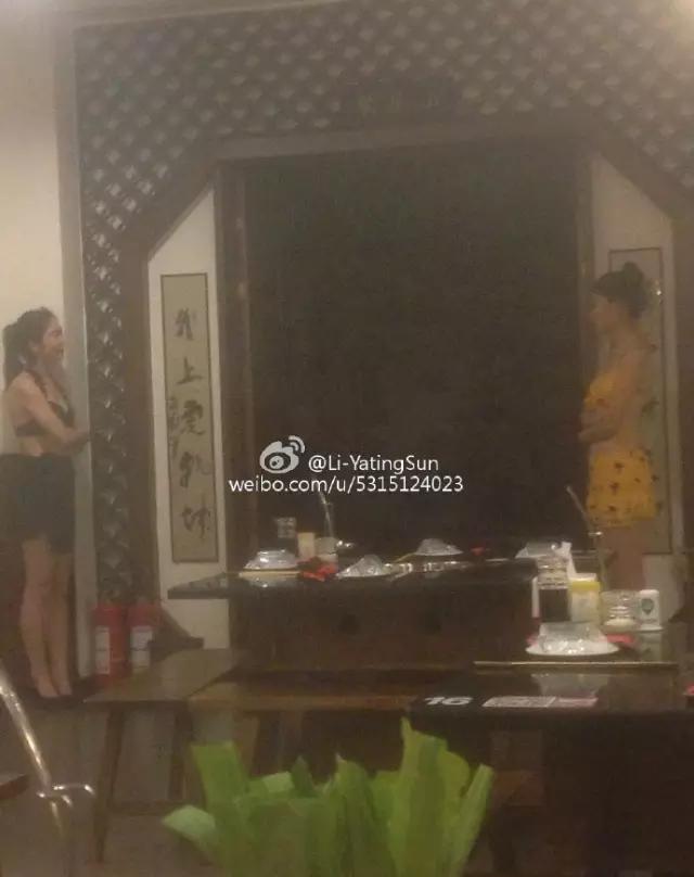 石家庄一火锅店服务员穿比基尼上菜!不敢看!