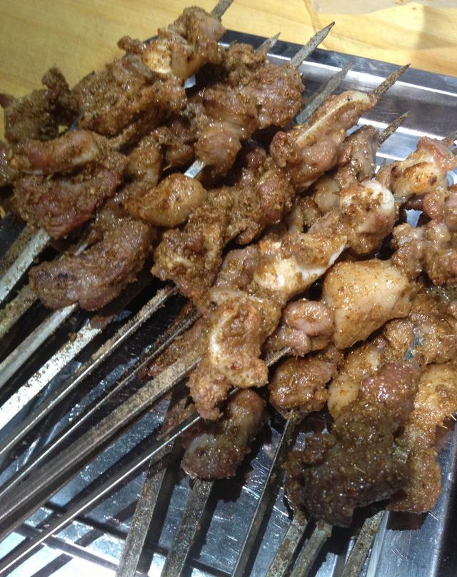 3块钱1串的烤羊肉,4个大美女一下子怼了50多串165块钱男人形眼图片