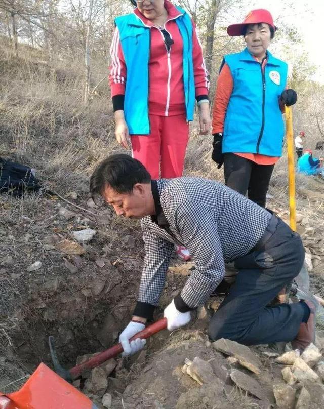 「社会公益」乌鲁木齐志愿者登上雅玛里克山去