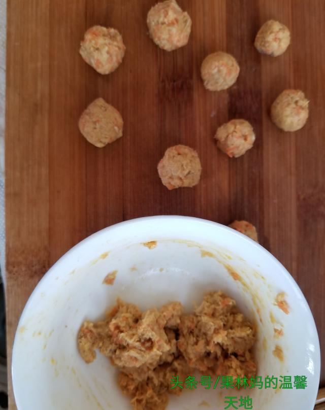 给一岁宝宝做的辅食:鸡肉胡萝卜小米面丸子