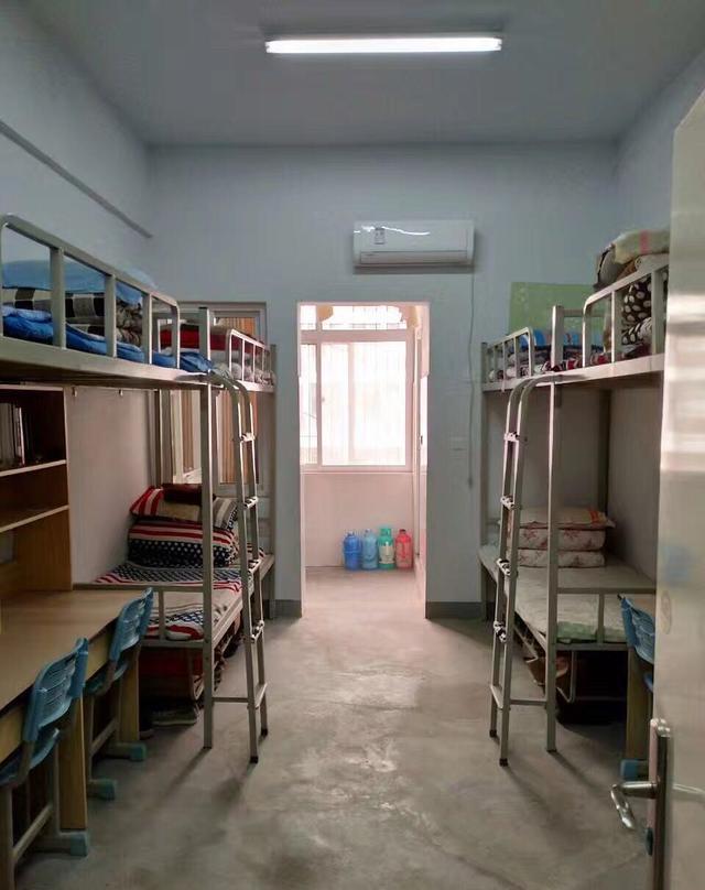 据网友投稿,郑州旅游职业学院 的宿舍也是干净的不要不要的,基本