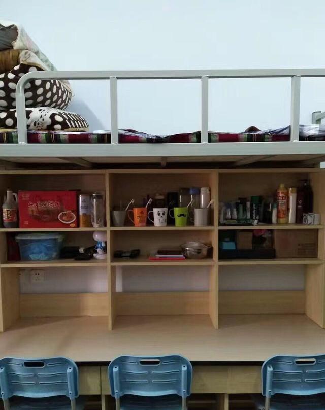 据网友投稿,郑州旅游职业学院 的宿舍也是干净的不要不要的,基本