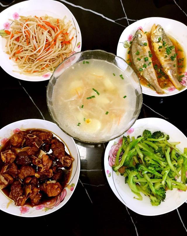四菜一汤,吃的很丰盛哈.