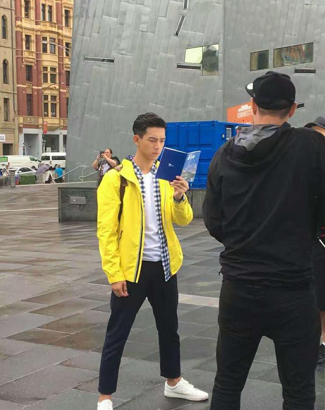 网友澳洲偶遇李现,衣着休闲有颜任性!
