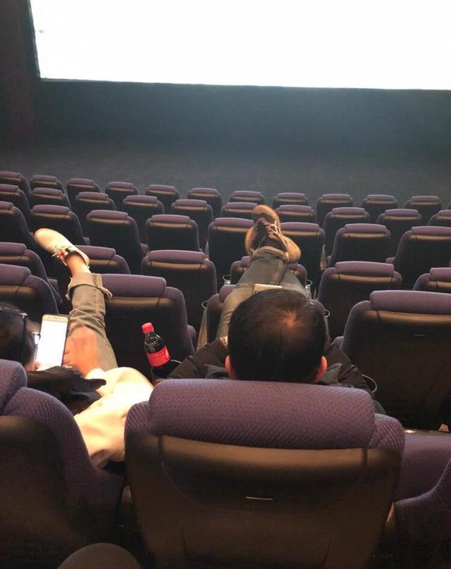 大连电影院再现晒脚狂!男女把脚搁在前排座