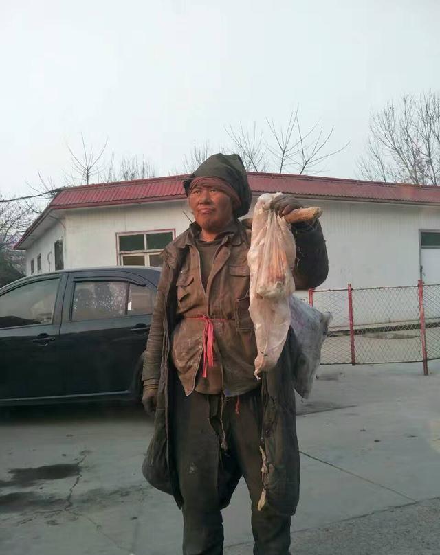 老人收破烂在破棉被中找到10万现金,失主后来的一句话