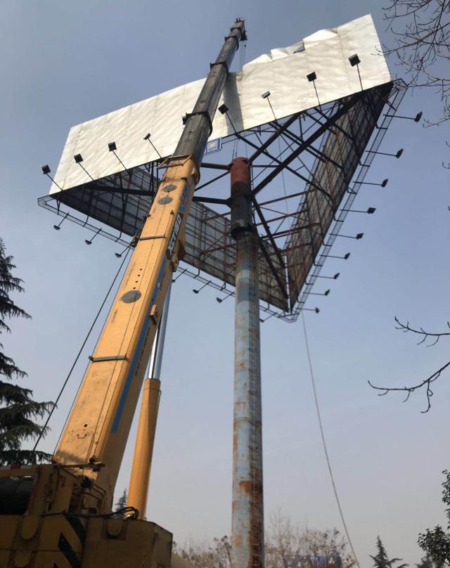 高新区率先完成全市绕城高速沿线单立柱广告拆