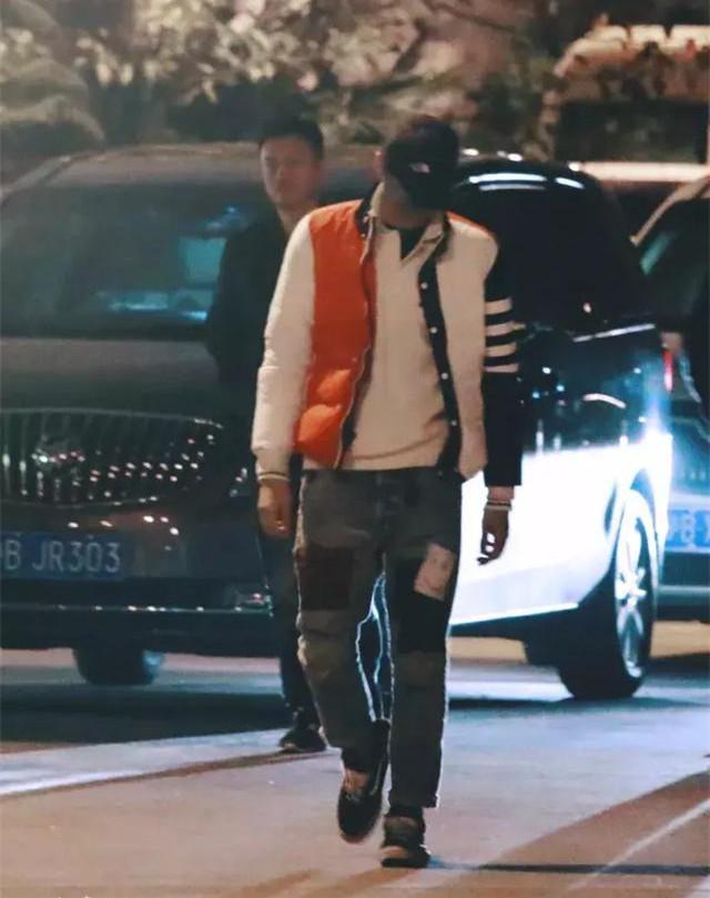 尴尬了吴亦凡!穿紧身裤挎小红包,网友:整个一乡村非主流!