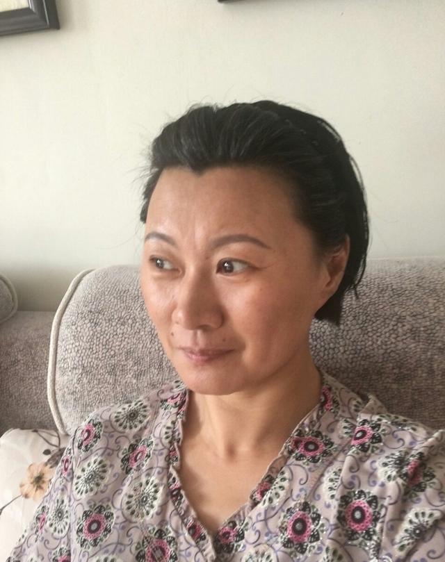 没想到赵海燕生活里这么漂亮，一家人合照中儿子颜值实力抢镜