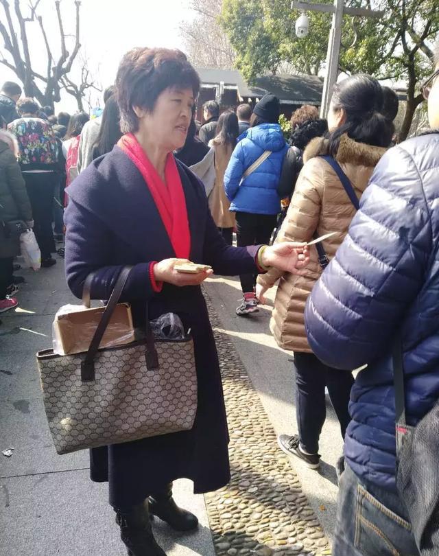 她在断桥上发小卡片,寻找被拐卖15年的儿子|罗超凡|孩子|儿子