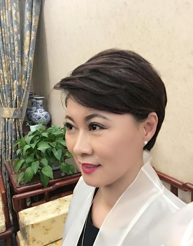 没想到赵海燕生活里这么漂亮，一家人合照中儿子颜值实力抢镜