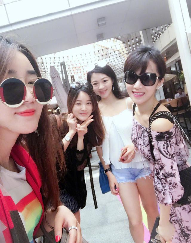 李念晒与闺蜜合影,个个都是肤白貌美大长腿