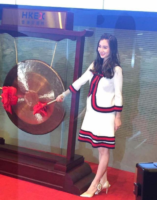 angelababy大肚照,女明星大肚照 angelababy挺大肚穿高跟开心去敲钟, 结果却十分悲催!