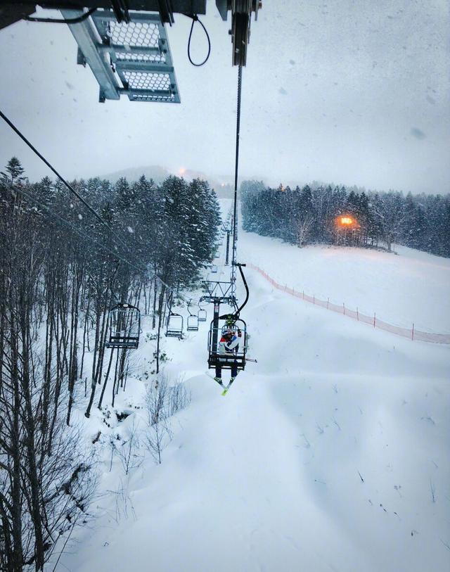 佟大为一家五口冰天雪地里度假，弟弟难得出镜却写满了不高兴！