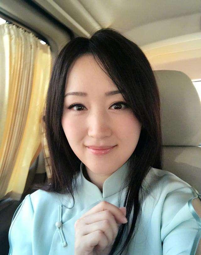 看了杨钰莹年轻时的照片，才明白她为何值得全国男人的跪求！