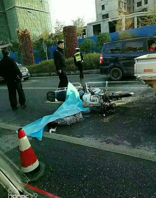 都匀滨江1号外环路今早发生一起车祸,摩托车驾驶员当场死亡