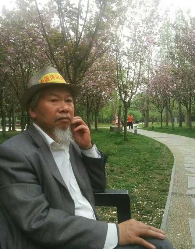 世界诗王周国志先生