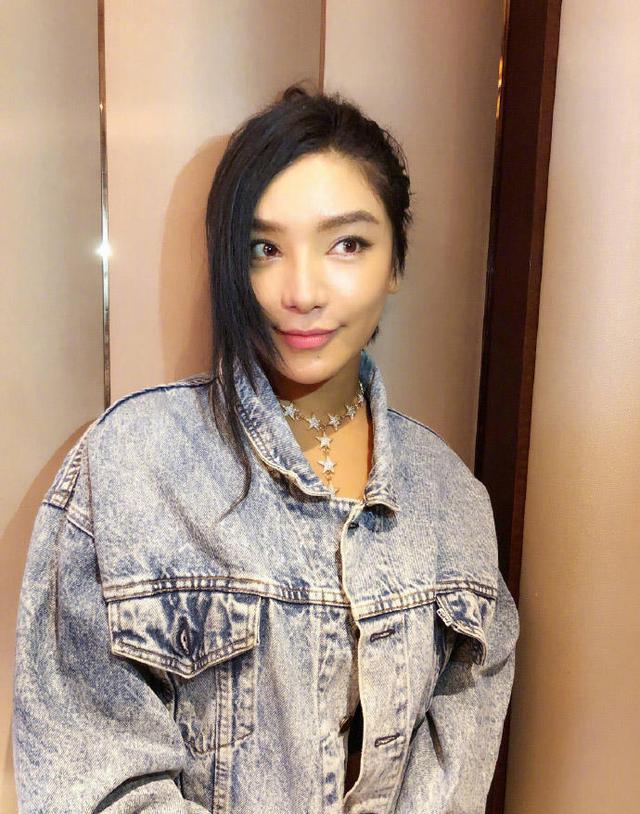 超女冠军江映蓉晒近照变漂亮了，网友却直呼认不出