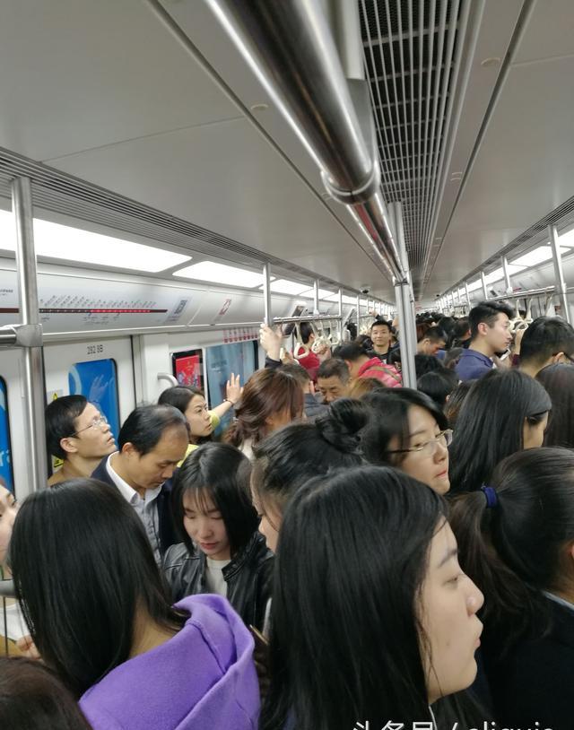 微社会|高峰地铁人挤人,做好孩子的榜样