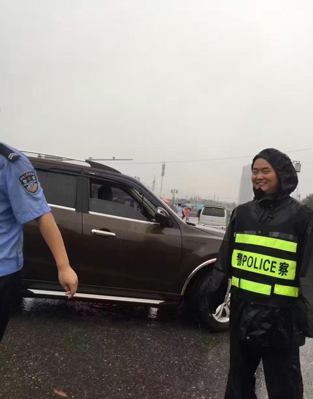暴雨来袭 邯郸市交警三大队雨中执勤保畅通