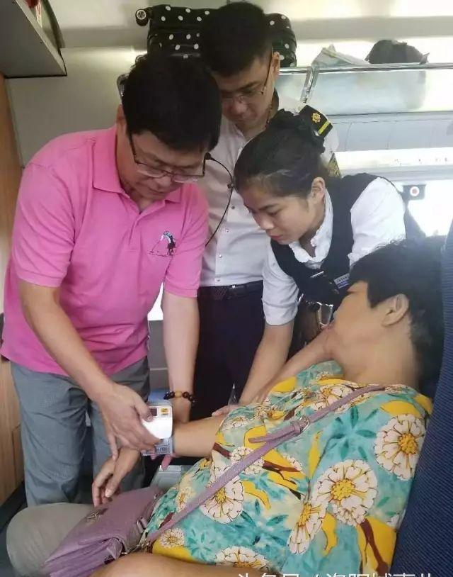 老人高铁列车上突发心脏疾病!洛阳医生及时出