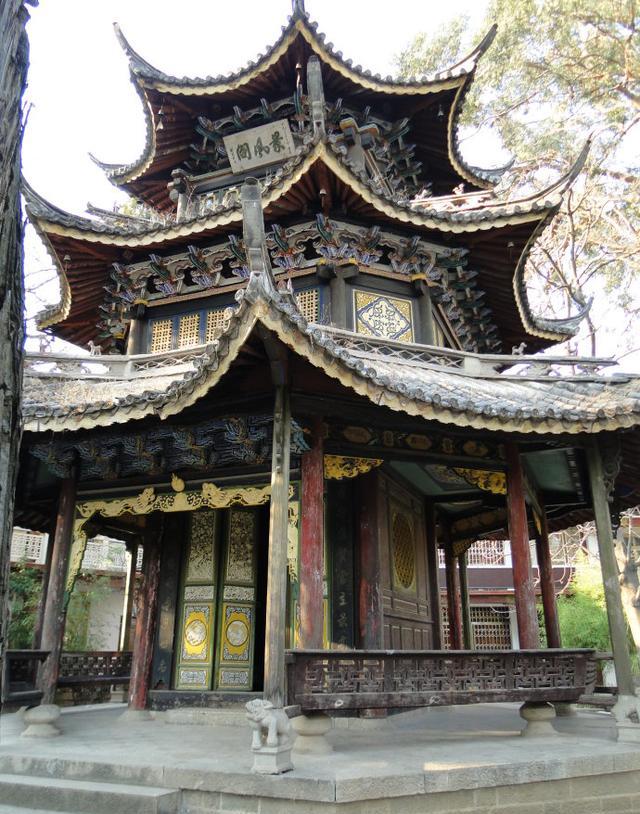 其迷人之处,在于这里有着极富民族特色的古建筑群.