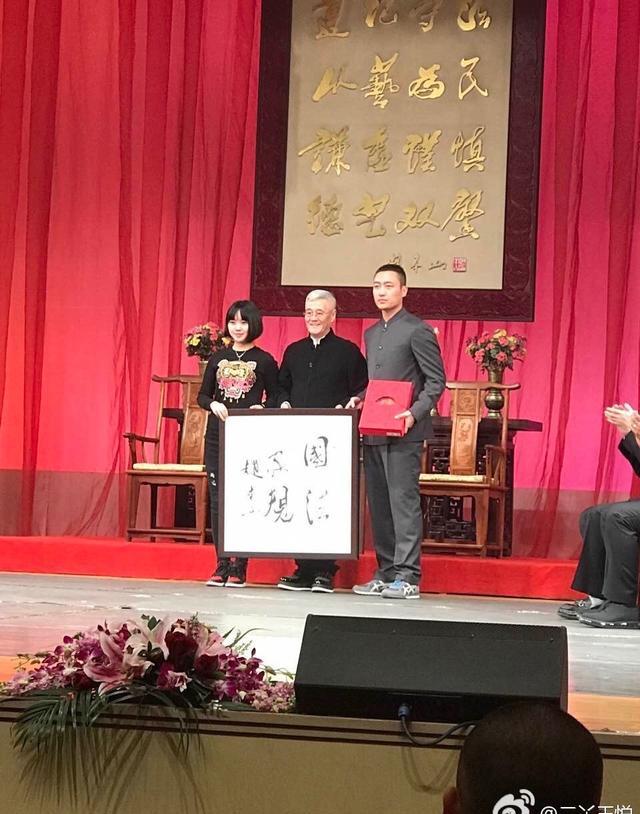 赵本山弟子再扩编，大个付滃二丫王悦已经拜师赵本山！