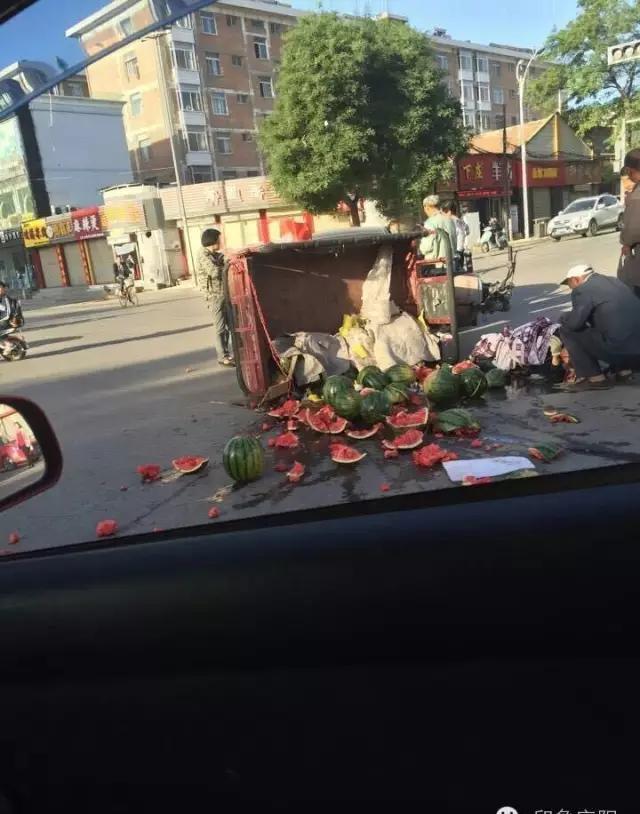 西峰、合水两起三轮车事故,水果蔬菜散落一地