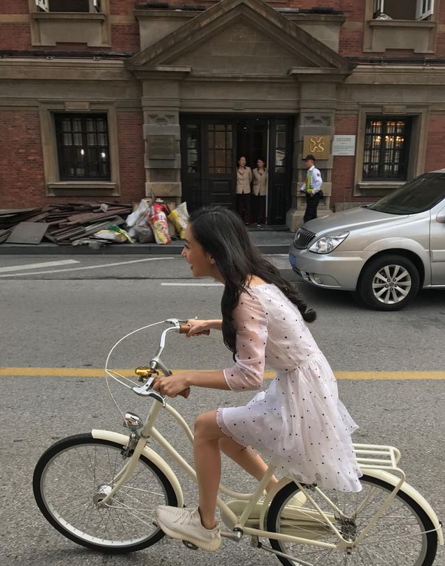 路人偶遇angelababy骑自行车宛如少女,网友:穿裙子骑车要小心!