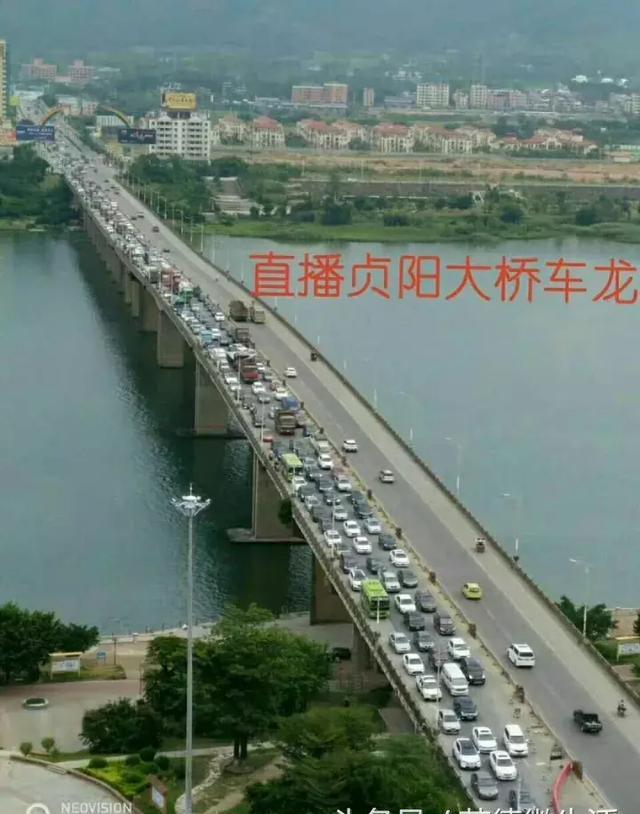 浈阳大桥等待通行的车辆