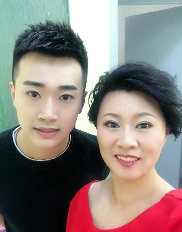 没想到赵海燕生活里这么漂亮，一家人合照中儿子颜值实力抢镜