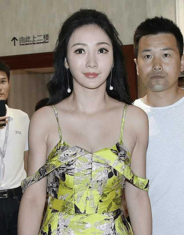 37岁柳岩出行保镖护驾, 未ps照流出, 网友: 这颜值只能靠身材了