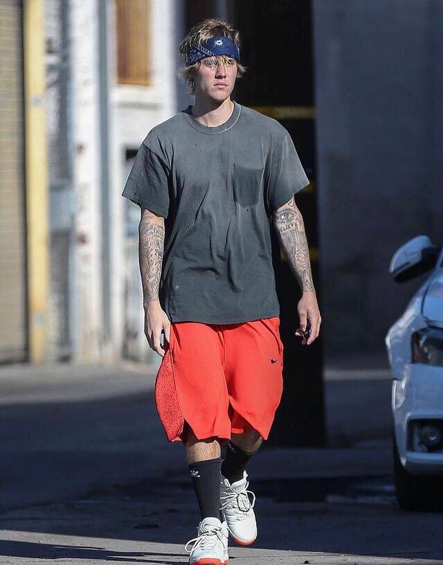 街拍,贾斯汀·比伯,快餐,外出,强迫症 . 当地时间2月15日，贾斯汀·比伯（Justin Bieber）外出吃快餐的街拍