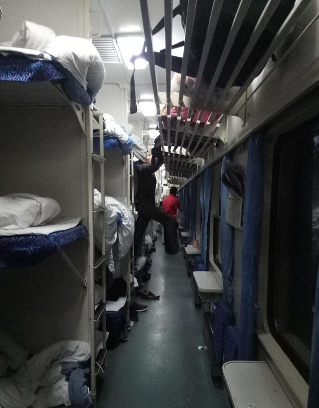 清晨6点1551次列车车厢内的乘客