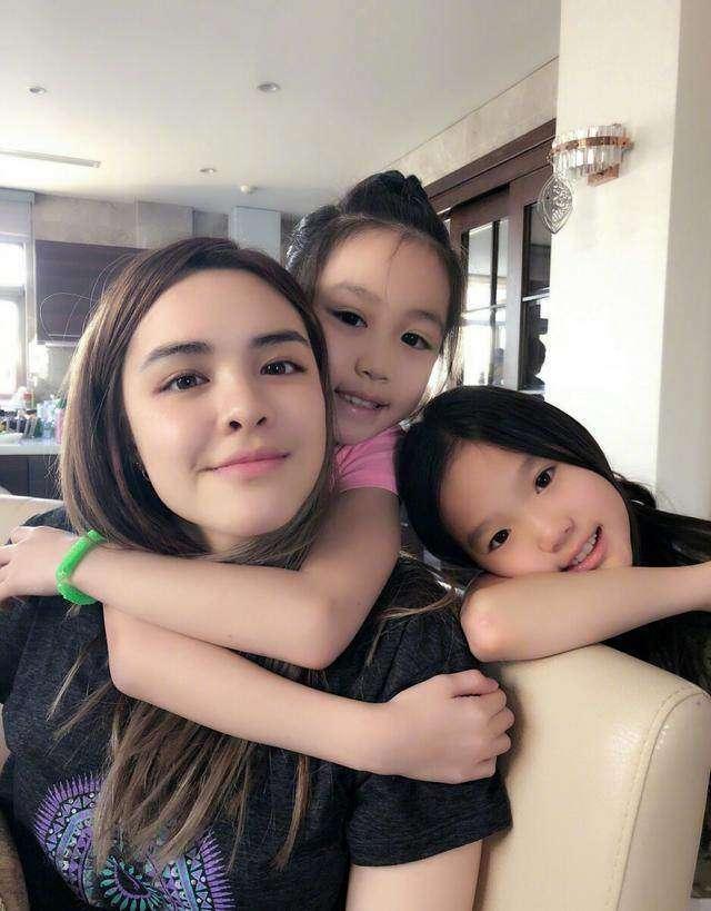 钟丽缇小女儿考拉越长越美,气质清新,基因太强大了